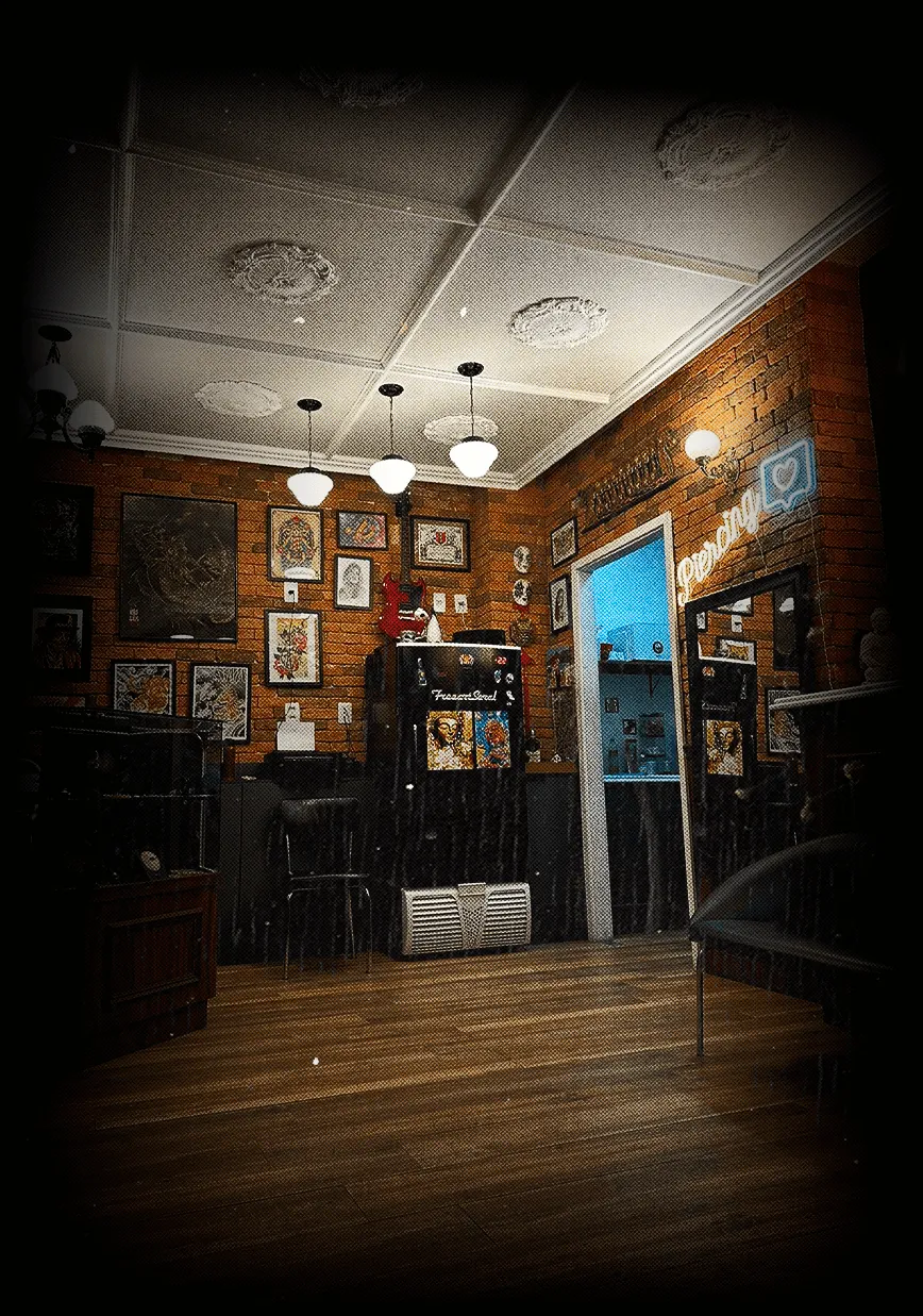 Interior do estúdio Banzai Tattoo & Piercing